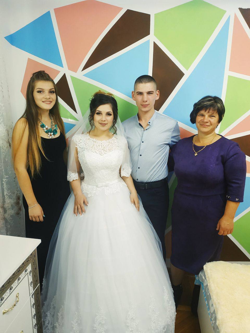 Військовий Михайло Мовчан з мамою і сестрами