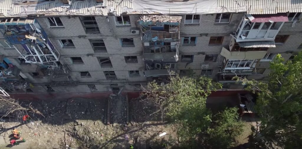 В Краматорске планируют отремонтировать еще одну разрушенную обстрелами многоэтажку. Сколько заплатят и что сделают