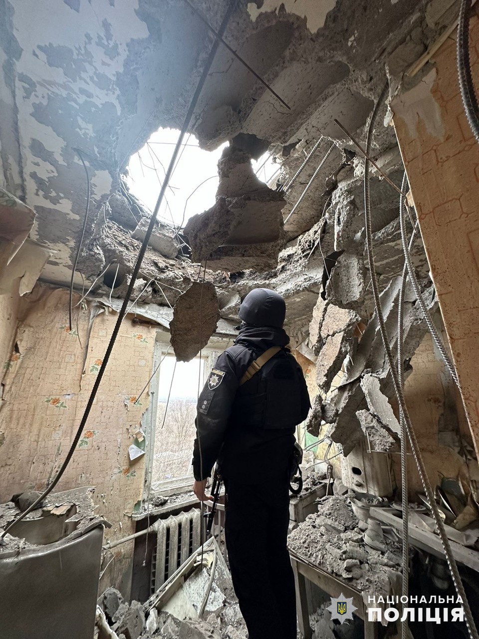 Снаряд в Донецкой области пробил потолок в доме