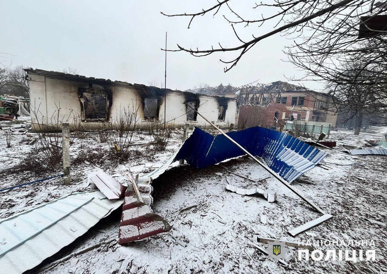 Обстрелянный двор в Донецкой области