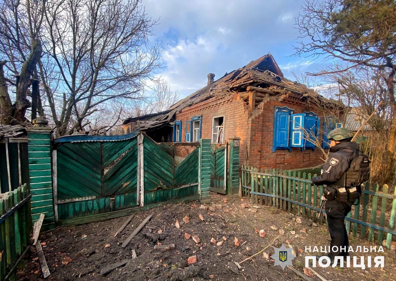 Обстрелянный дом в Донецкой области