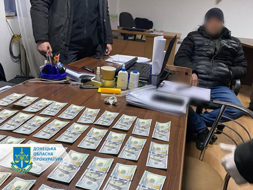 Жителя Покровська арештували за спробу підкупити поліціанта, щоб той не помітив продаж алкоголю