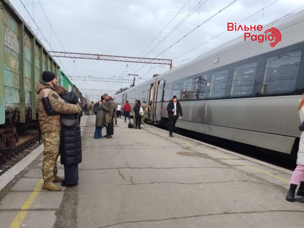 В Укрзалізниці допоможуть вітати з Днем закоханих військових, які 14 лютого будуть в поїздах