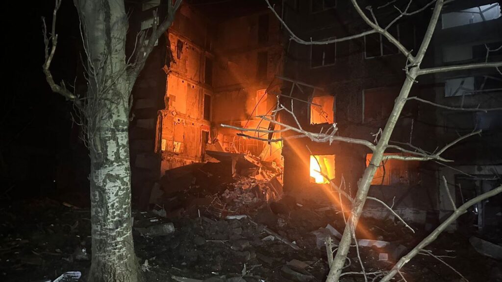 Захватчики обстреляли дома и больницу в Селидово: есть погибшие и раненые (ФОТО, ВИДЕО)