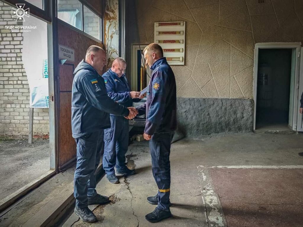 Семеро спасателей из Бахмутского и Константиновского гарнизонов получили удостоверение УБД (ФОТО)