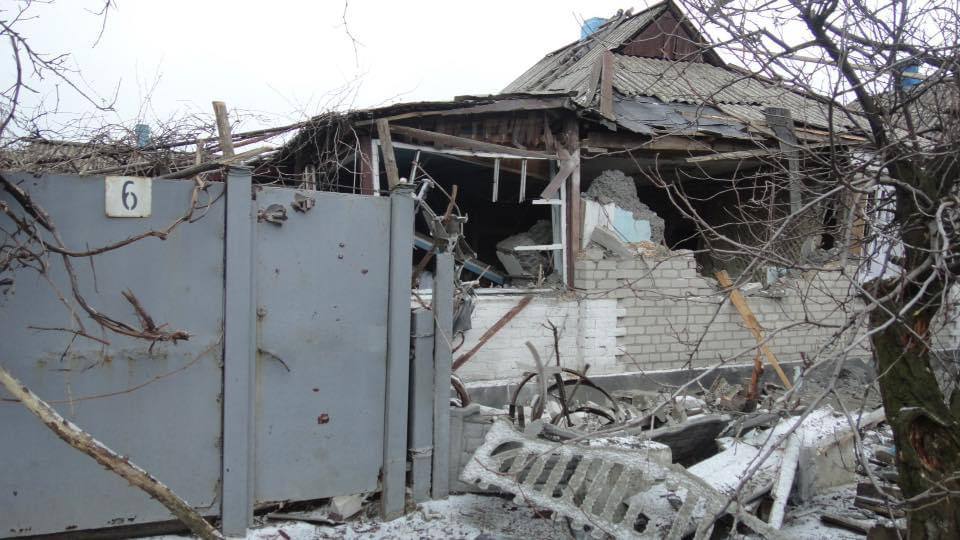 Один зі зруйнованих приватних будинків у Дебальцевому у лютому 2015 року