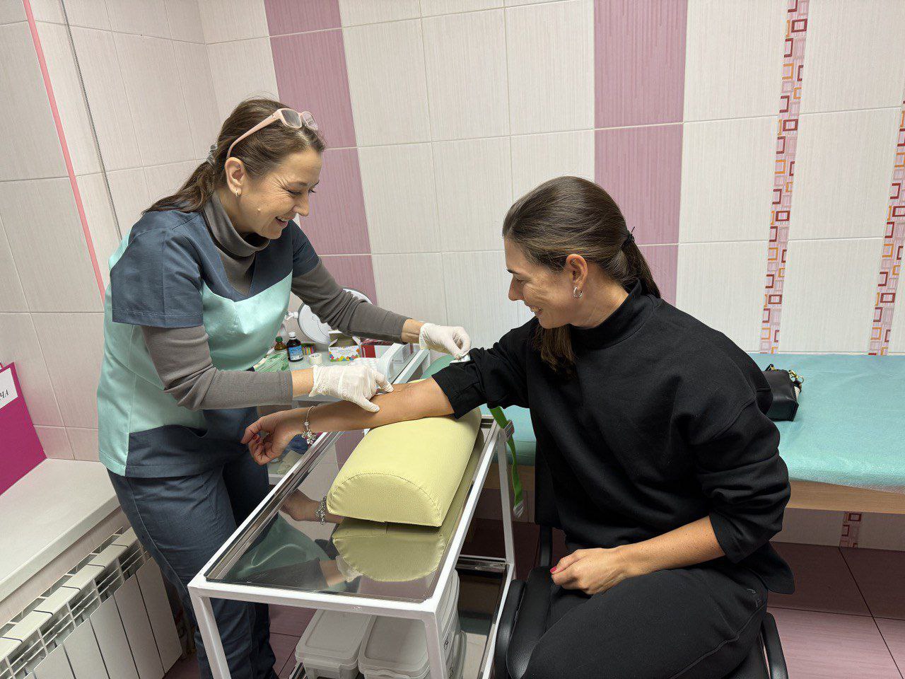 Лікарі Донецький регіональний центр спортивної медицини міряють тиск