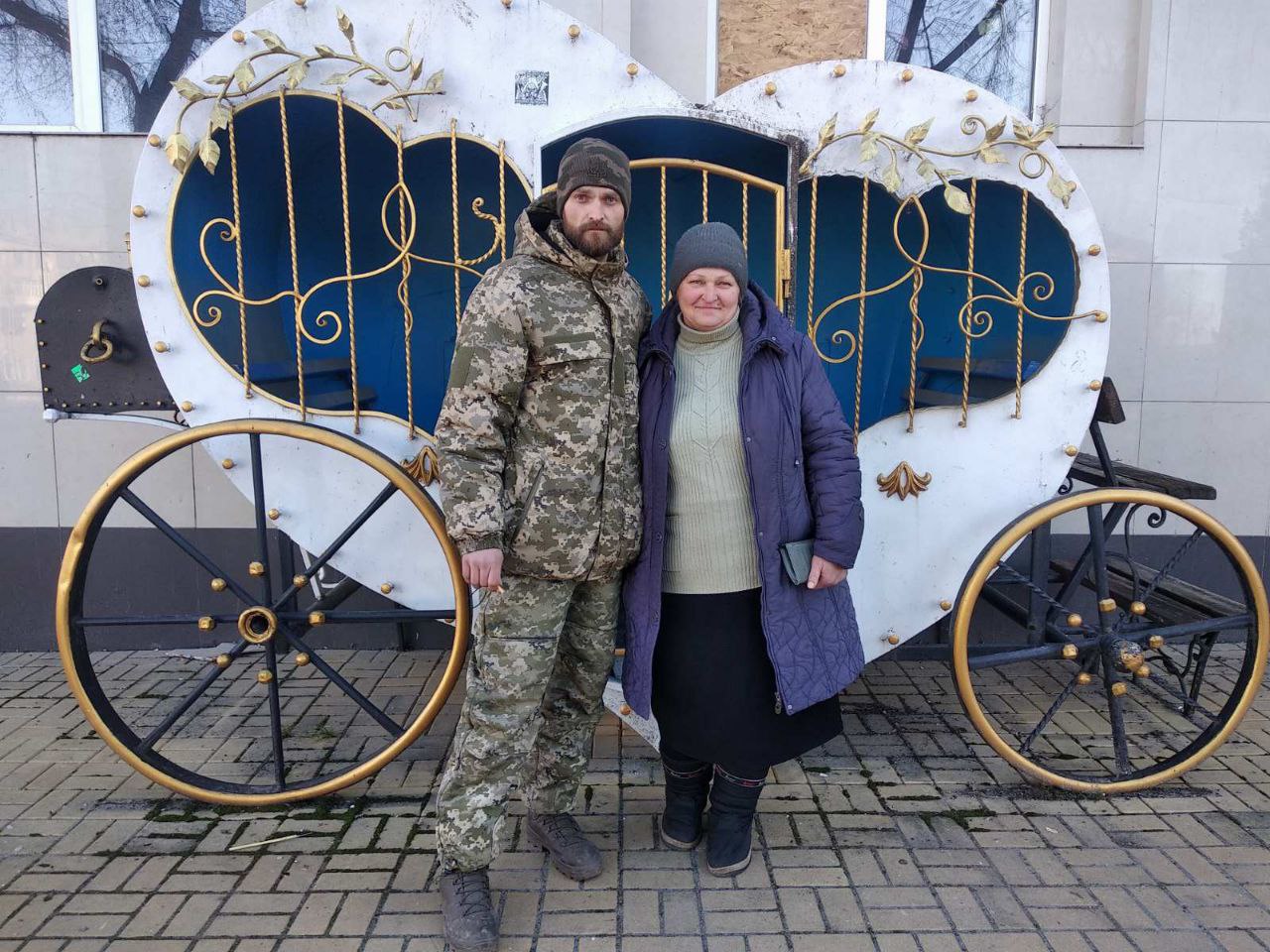 Військовий ЗСУ з Костянтинівки Євген Лось з мамою Оленою