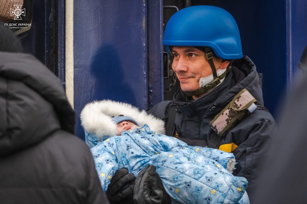 20 февраля спасатели помогли эвакуации 37 детей из Донецкой области (ФОТО)