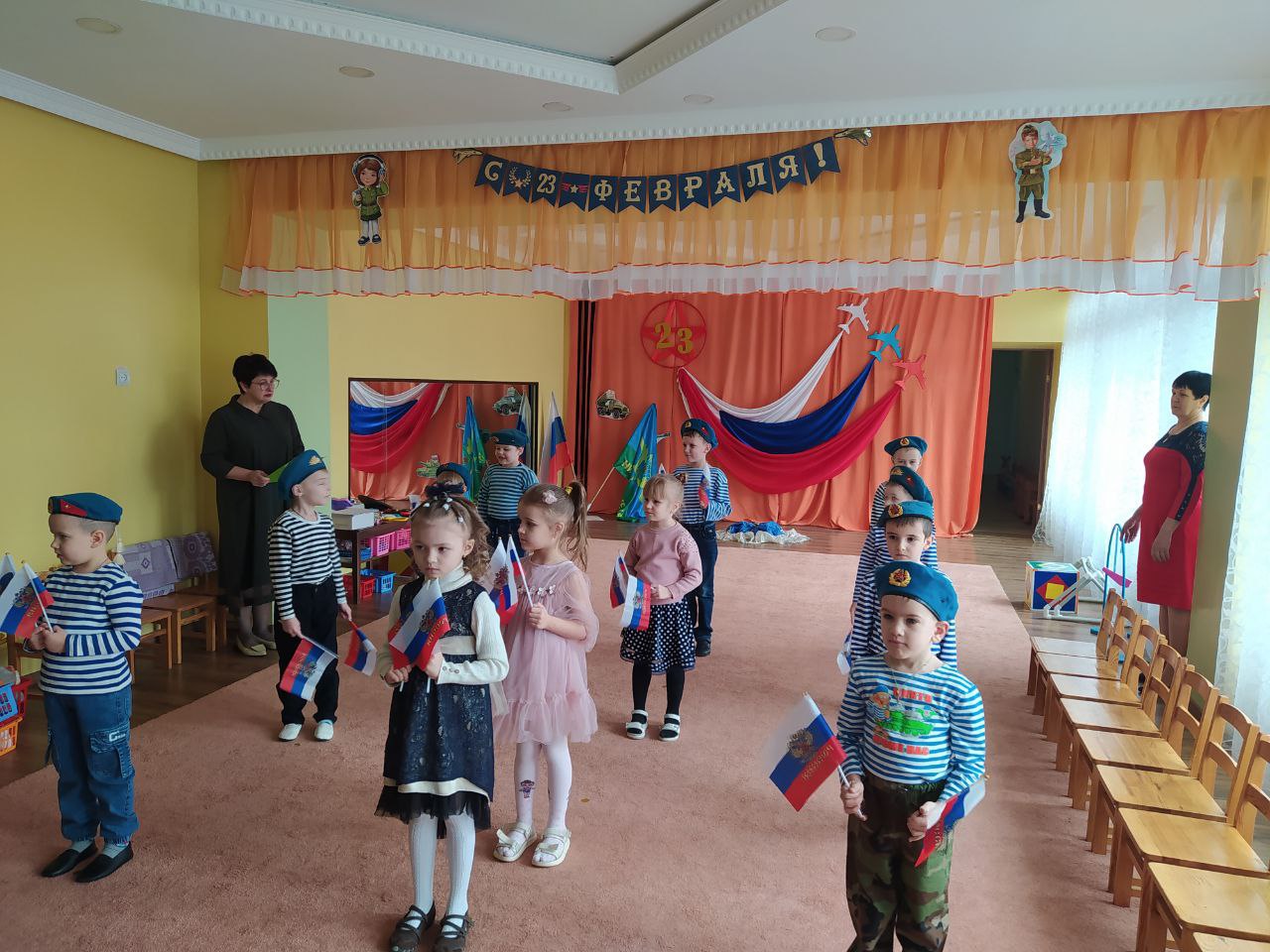 Окупанти перевдягнули українських дітей у військову форму