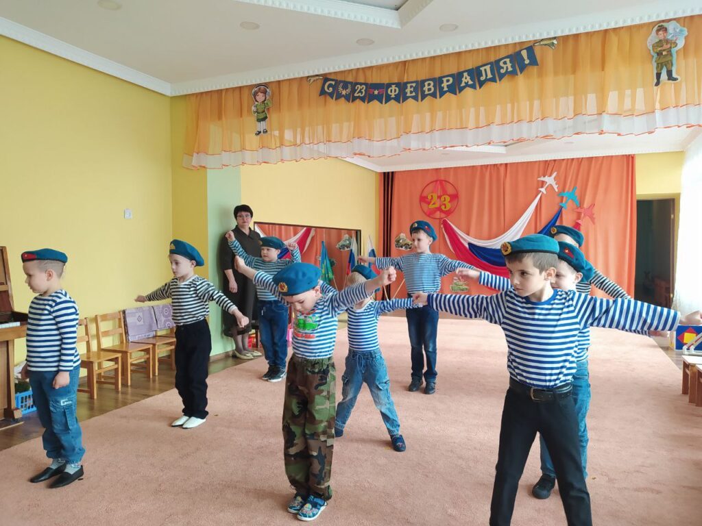 До 23 лютого в окупованому Світлодарську вдягнули дошкільнят у десантників та видали їм російські прапори (ФОТО)