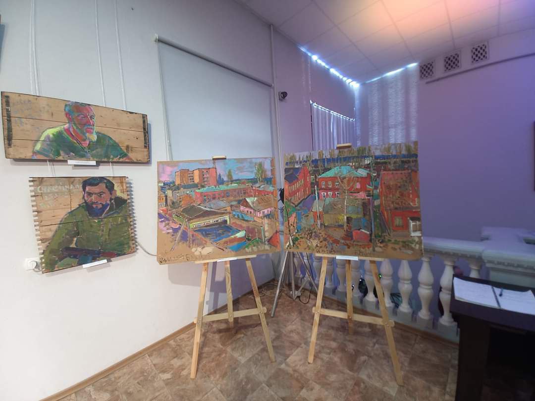 Картини Володимира Безрукого, які він малював у Бахмуті на виставці у Запоріжжі