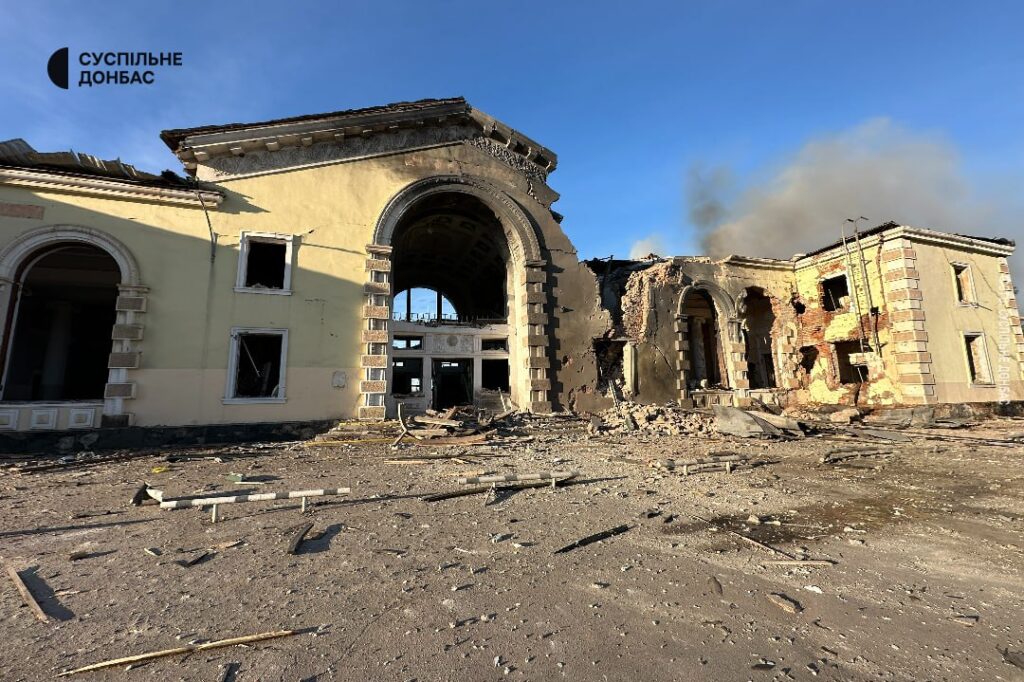 Российские военные обстреляли Константиновку: ранен человек, снаряды разрушили вокзал (ФОТО, ВИДЕО)