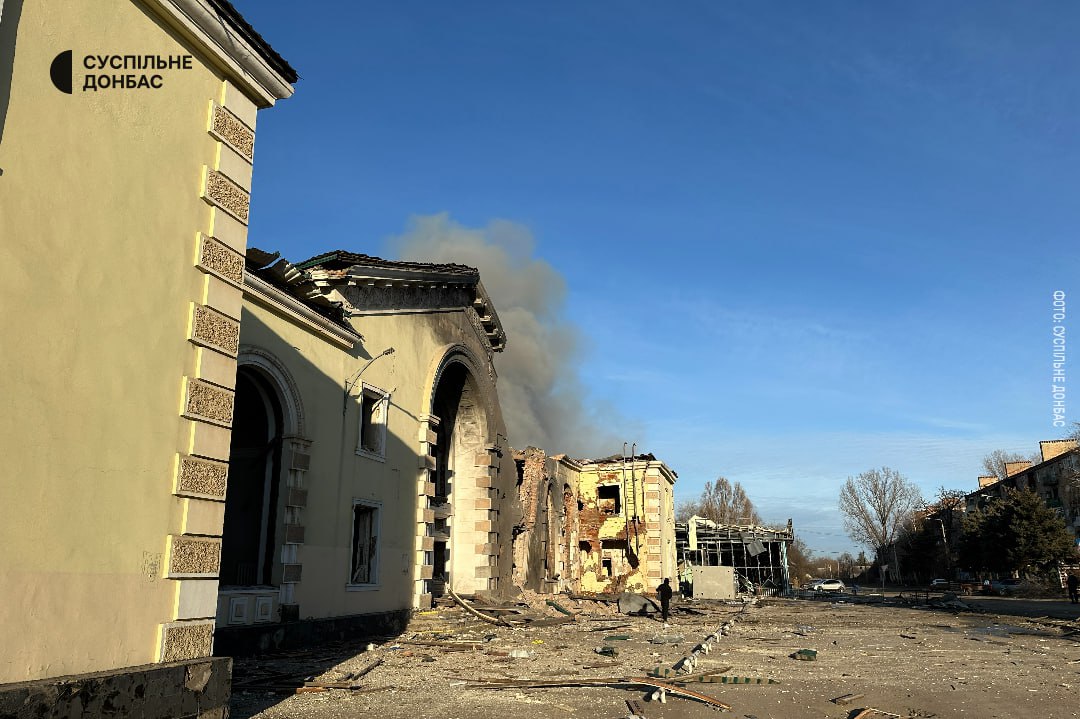 Росіяни вдарили по Костянтинівці, під обстріл потрапив залізничний вокзал