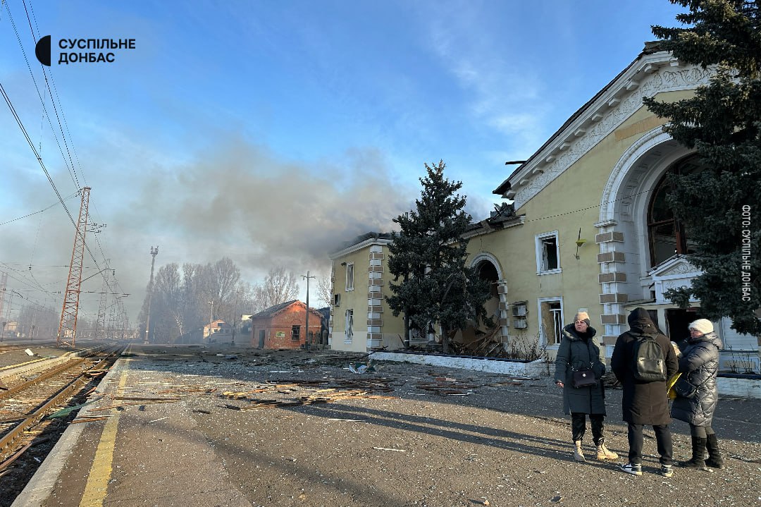 Російські війська обстріляли залізничний вокзал у Костянтинівці