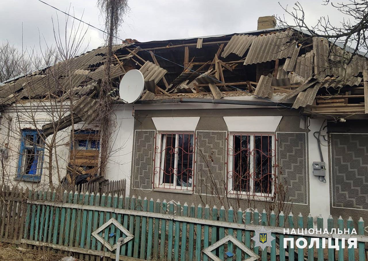 Обстрелянный дом в Донецкой области