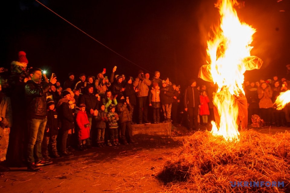 Жителі Ужгорода прощаються із зимою та спаллюють опудало Марени