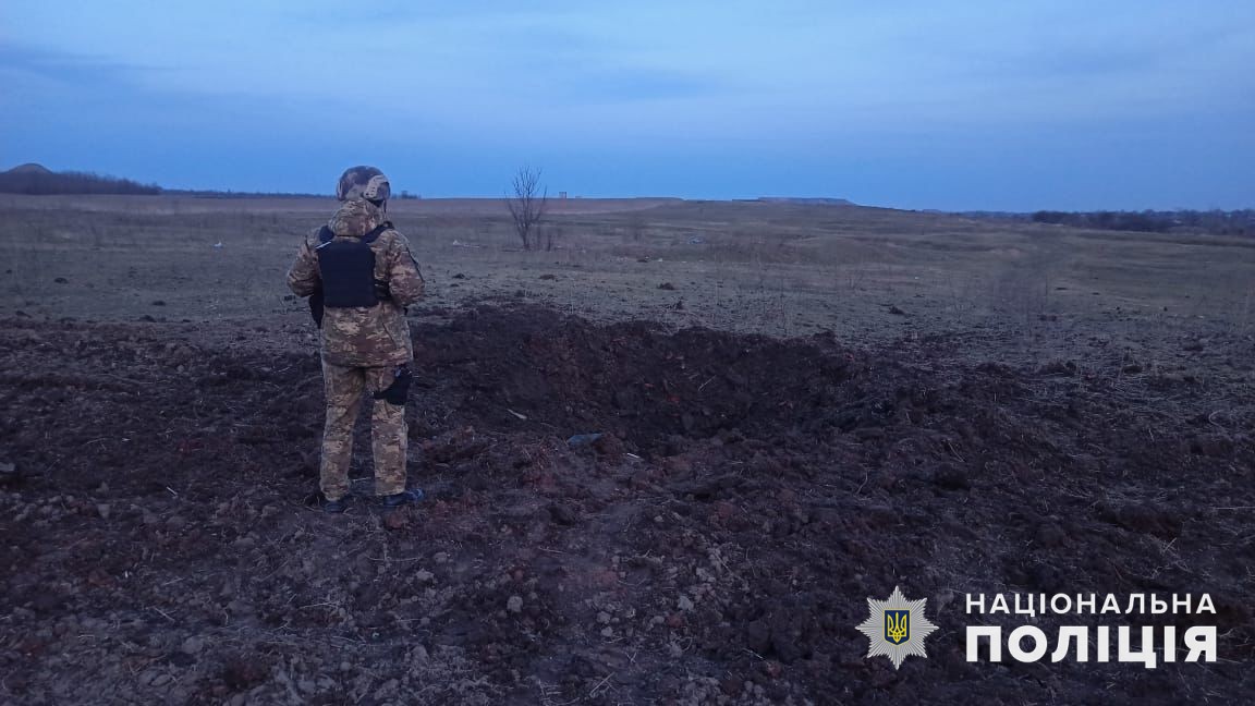 полицейский возле воронки в Донецкой области