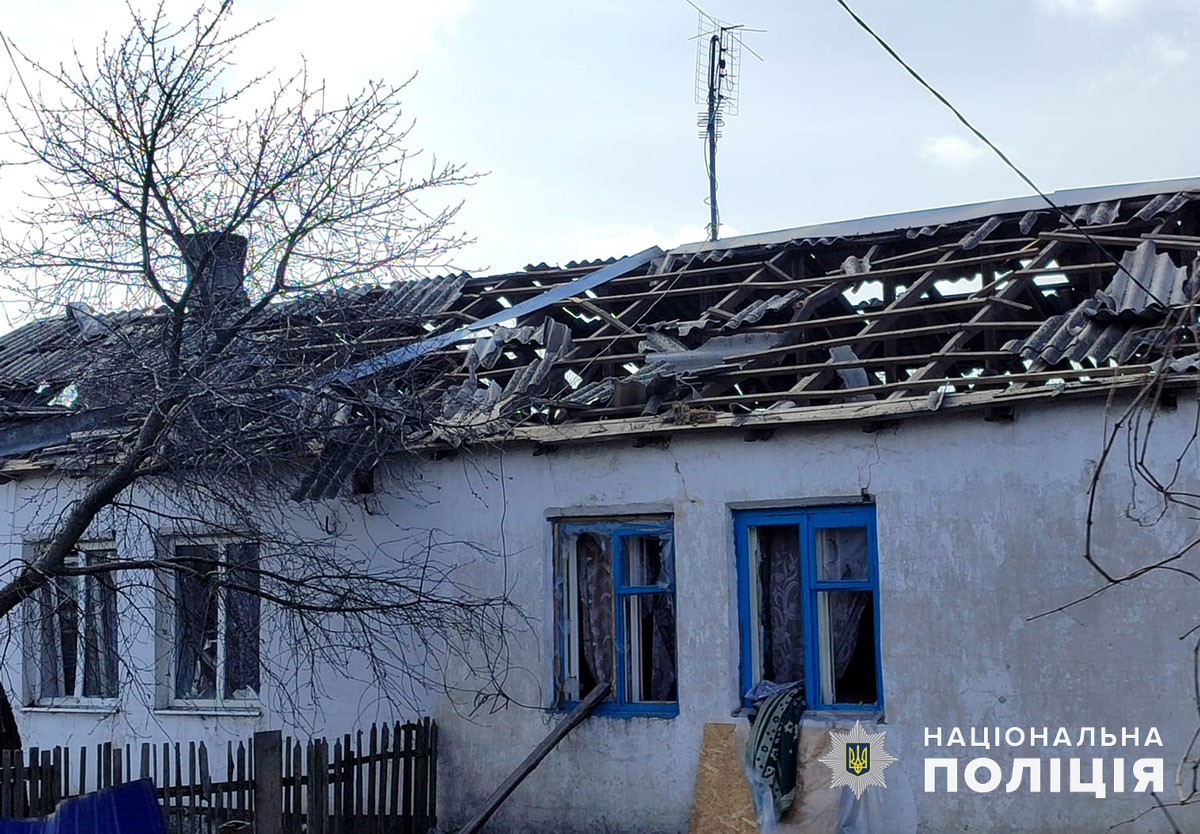 Разрушенная крыша в доме в Донецкой области
