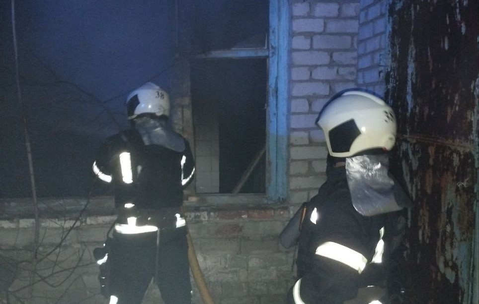 В Славянске чрезвычайники спасли человека из горящего дома (ФОТО)