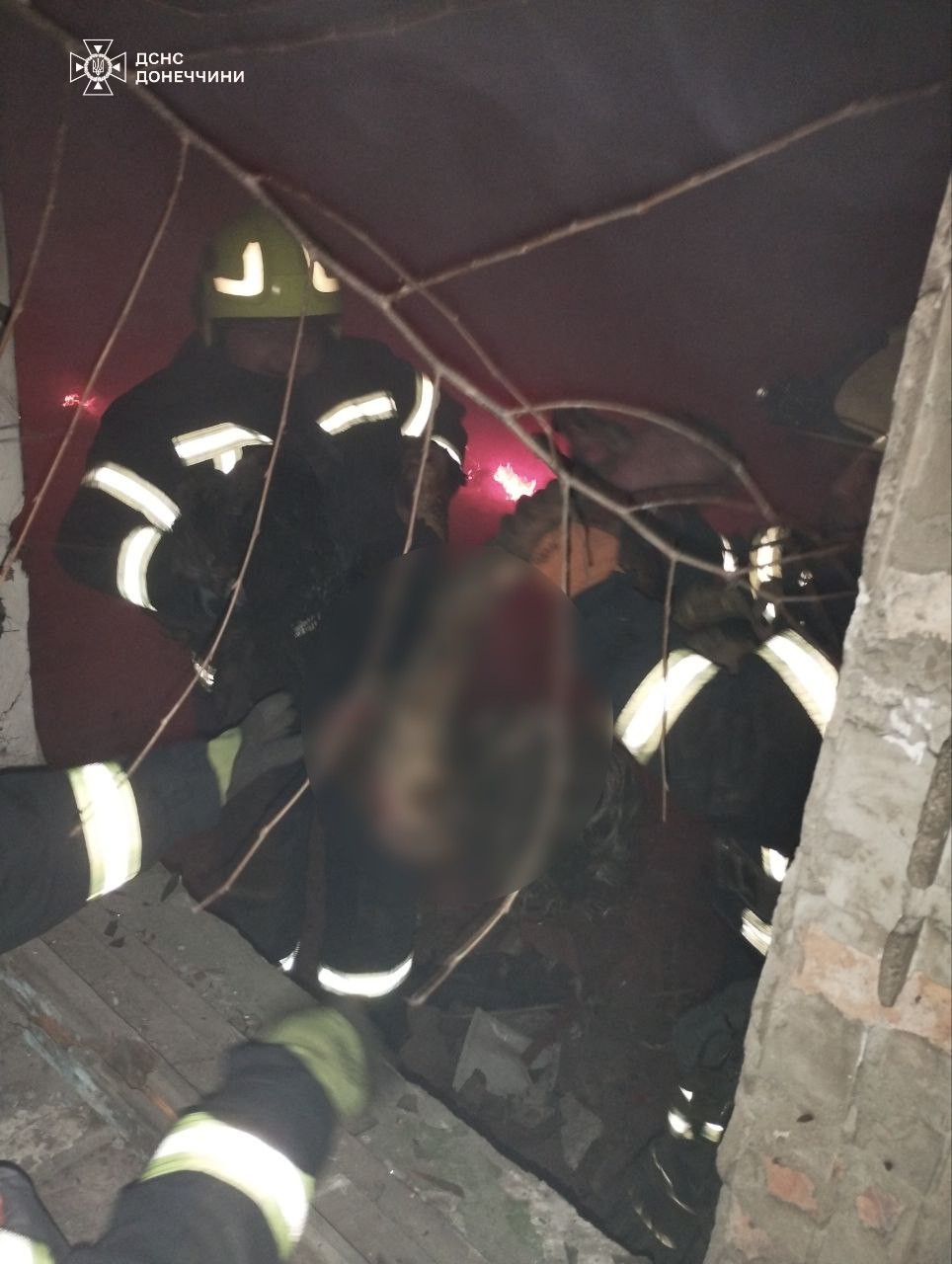 В Славянске чрезвычайники спасли человека из горящего дома (ФОТО) 1