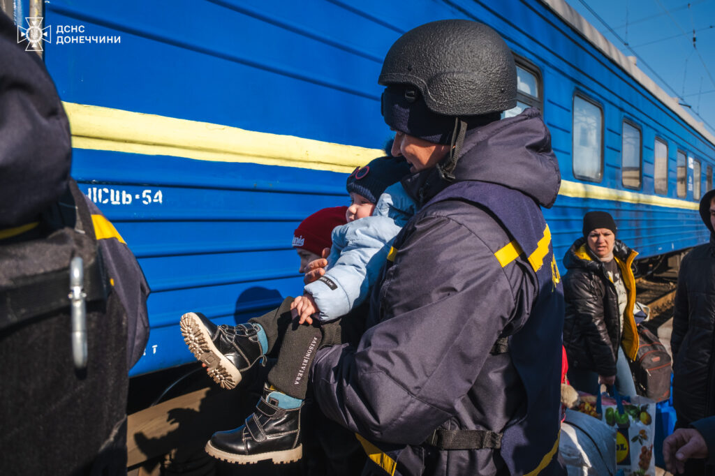 Из четырех населенных пунктов Кураховской громады, где есть принудительная эвакуация, осталось вывезти 13 детей, — МВА