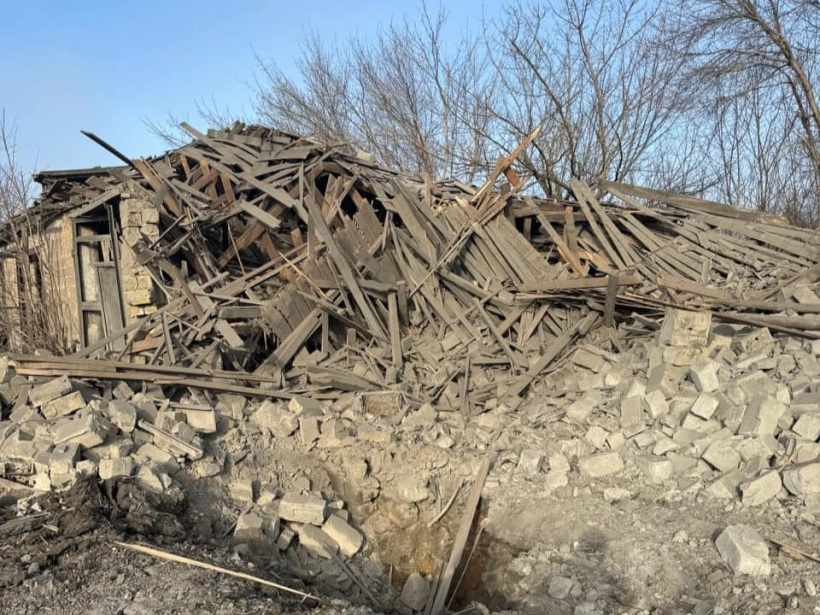 Остатки обстрелянного здания в Донецкой области