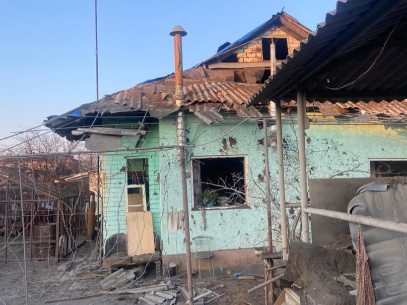 поврежденная школа в Донецкой области