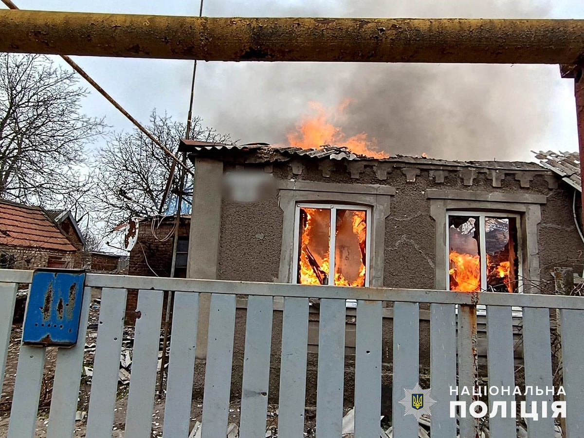 Пожежа у приватному будинку на Донеччині, яка почалась від обстрілу російських загарбників 22 березня 2024 року