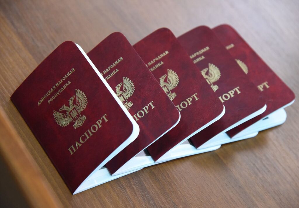На тимчасово окупованій частині Донеччини продовжили термін дії “паспортів ДНР”, які цьогоріч мали замінити на російські