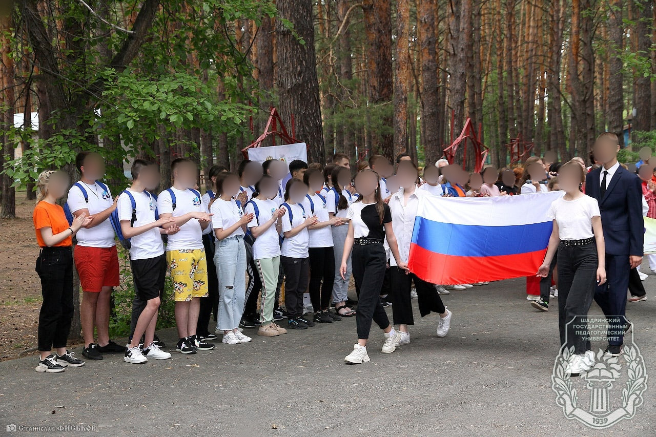 Читают лекции об “укронацизме” и возят на выставки оружия. Как россияне стирают идентичность украинских детей в оккупации (ИНТЕРВЬЮ) 5