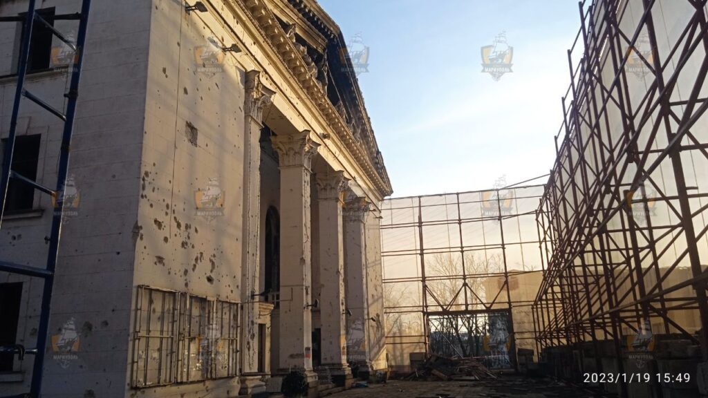 Как в 2024-м выглядит драмтеатр в Мариуполе, где два года назад от российской бомбы погибли сотни людей (ФОТО)