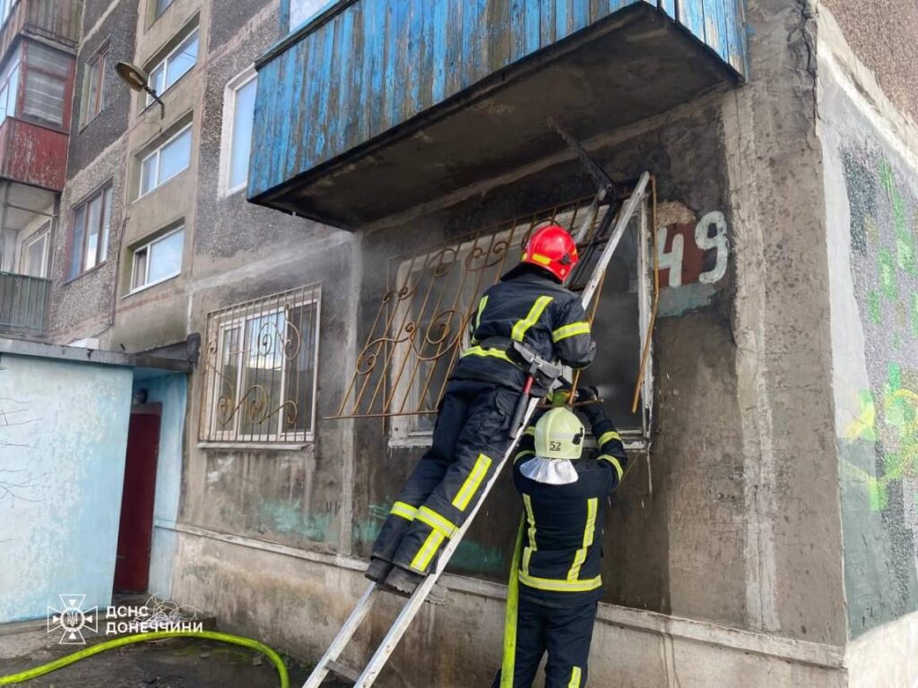 В Мирнограде на пожаре в многоэтажке погиб человек, еще одного удалось спасти (ФОТО)