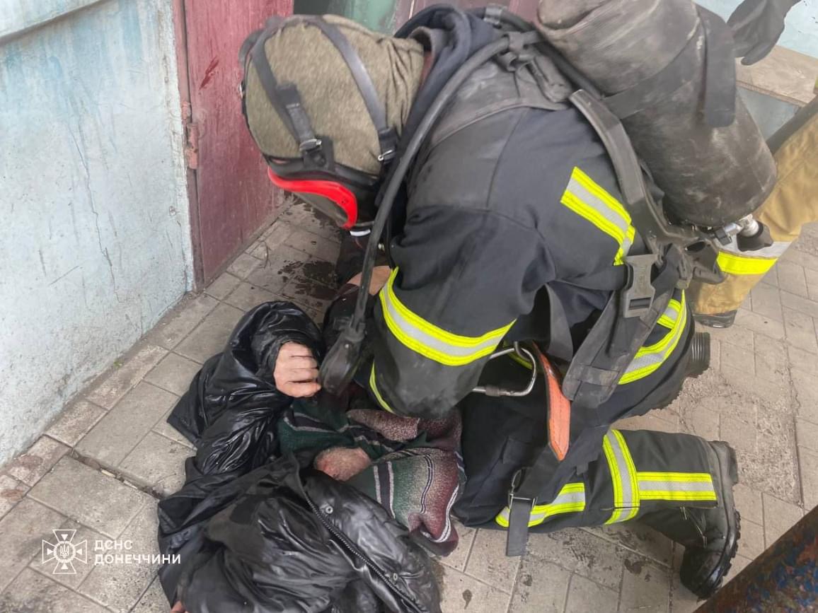 В Мирнограде на пожаре в многоэтажке погиб человек, еще одного удалось спасти (ФОТО) 2