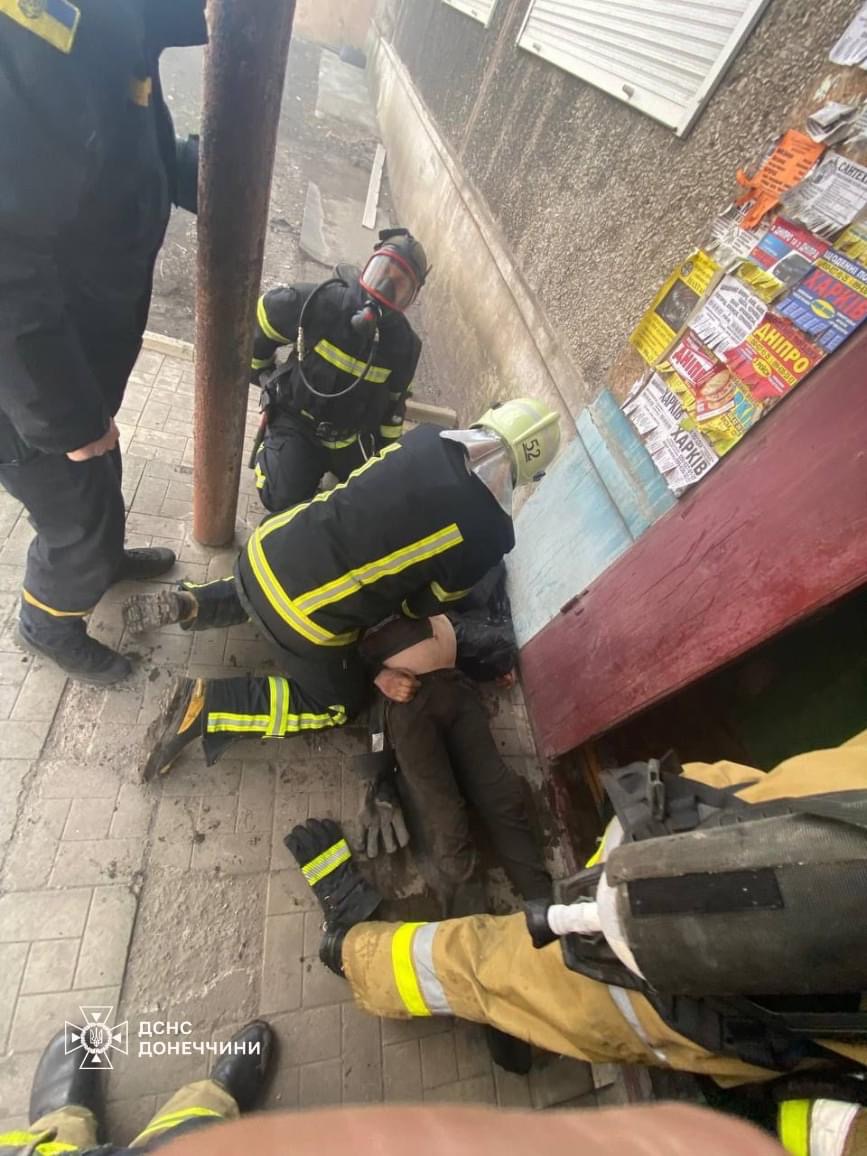 В Мирнограде на пожаре в многоэтажке погиб человек, еще одного удалось спасти (ФОТО) 3