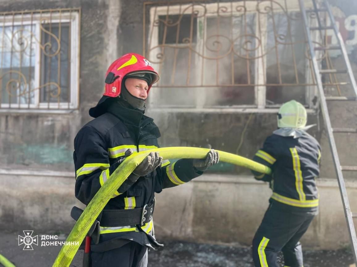 В Мирнограде на пожаре в многоэтажке погиб человек, еще одного удалось спасти (ФОТО) 1