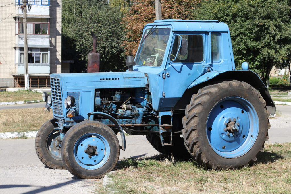Вкрав трактор і видавав себе за військового: на Донеччині засудили волонтера з подякою ЗСУ