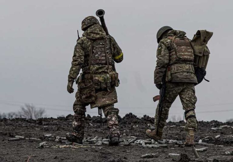 На повернення чекає дружина та діти: історії двох захисників, які обороняють Бахмутський напрямок (ФОТО, ВІДЕО)