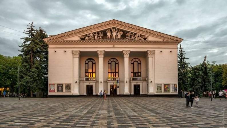 Как в 2024-м выглядит драмтеатр в Мариуполе, где два года назад от российской бомбы погибли сотни людей (ФОТО) 7