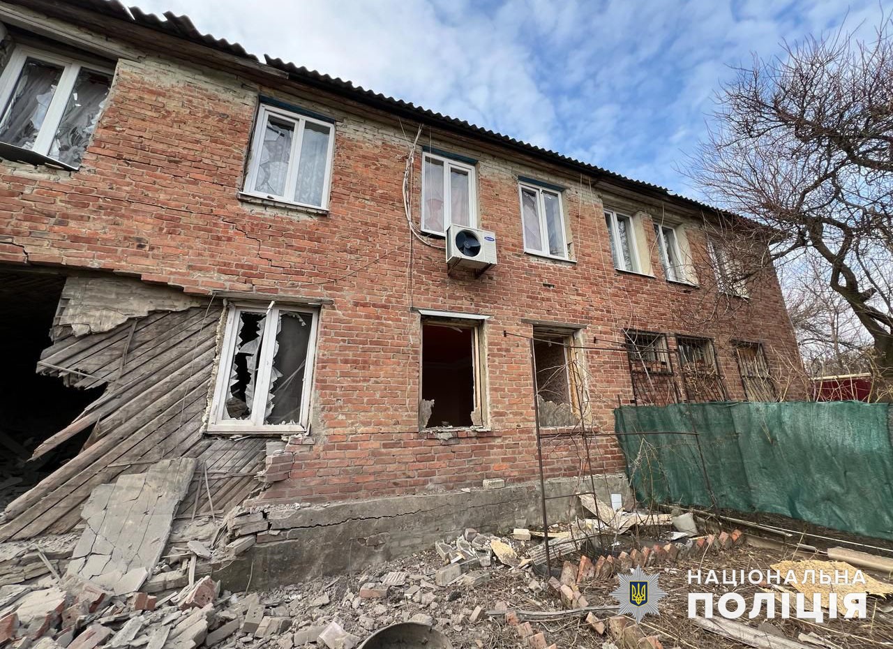 Будівля на Донеччині постраждала від російського обстрілу