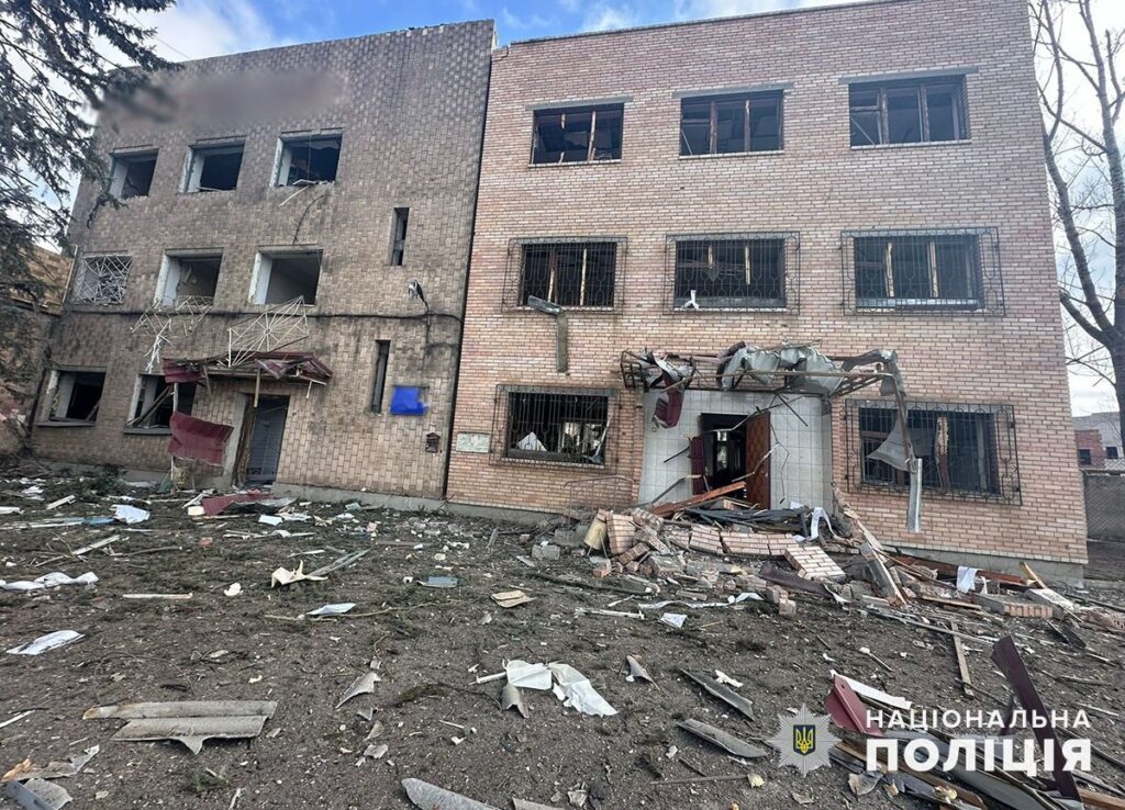 Под огнем пострадали 9 гражданских: за день россияне обстреляли более 120 гражданских зданий на Донетчине (СВОДКА, ФОТО)
