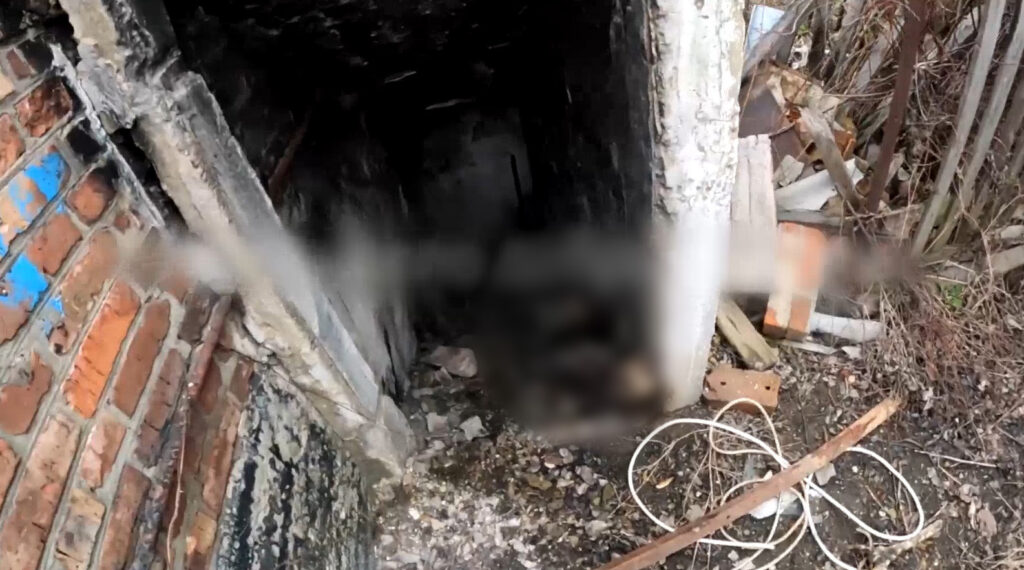 В подвале одного из частных домов Бахмута оккупанты показали тела погибших местных: что известно и где их нашли (ФОТО, ВИДЕО)