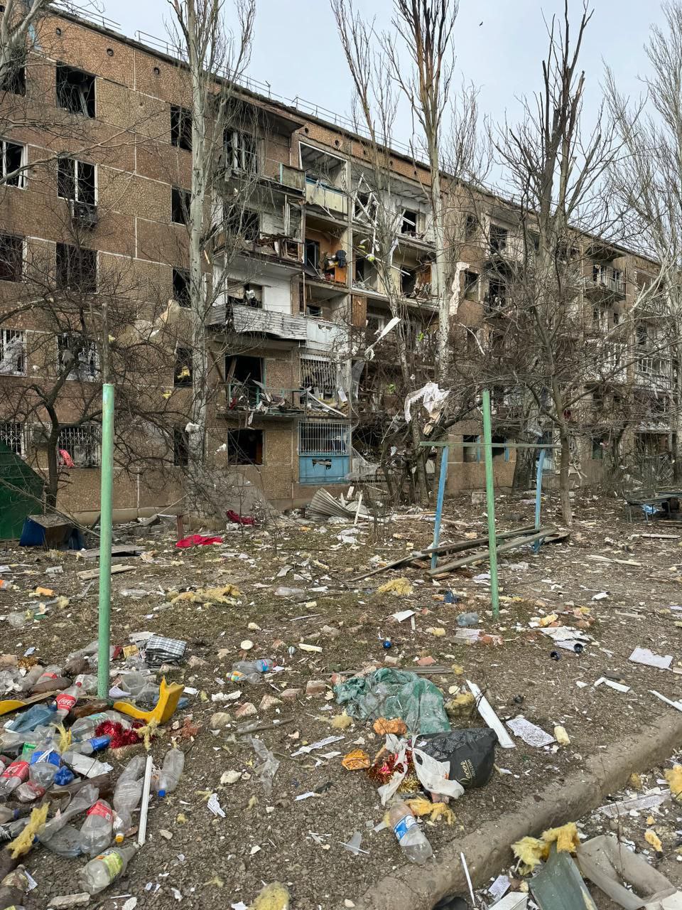 Россияне сбросили на центр Курахово авиабомбу: есть раненые, повреждены жилые многоэтажки (ФОТО) 1
