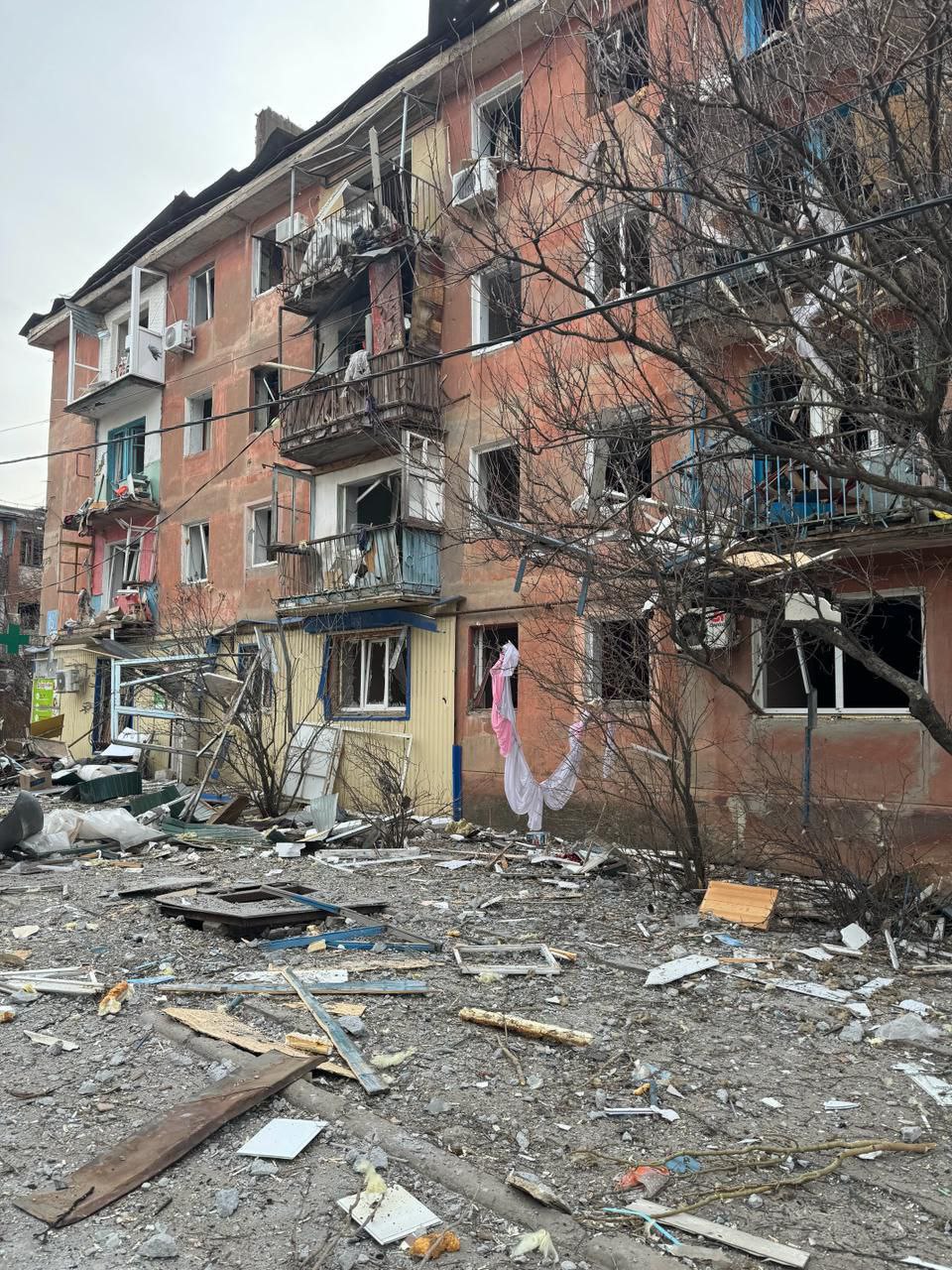 Росіяни скинули на центр Курахового авіабомбу: є поранені, пошкоджені житлові багатоповерхівки (ФОТО) 2