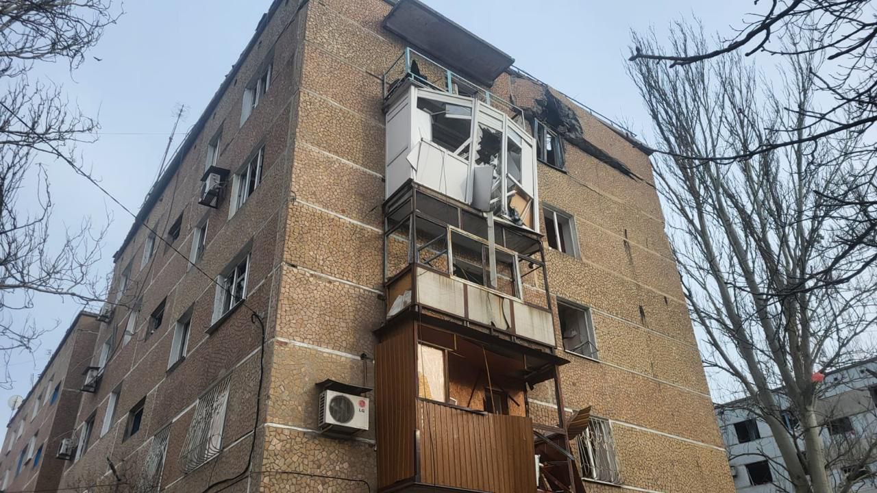 Россияне сбросили на центр Курахово авиабомбу: есть раненые, повреждены жилые многоэтажки (ФОТО) 3