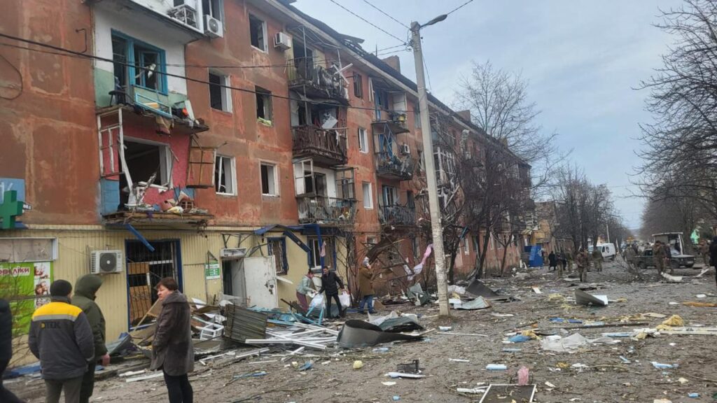 Россияне сбросили на центр Курахово авиабомбу: есть раненые, повреждены жилые многоэтажки (ФОТО)