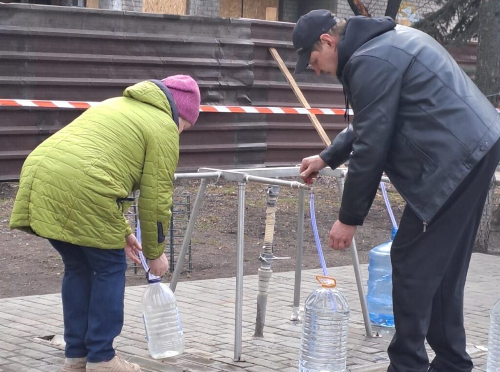 В Доброполье снова можно набрать воды в бювете, который месяц не работал из-за российского обстрела (АДРЕС)
