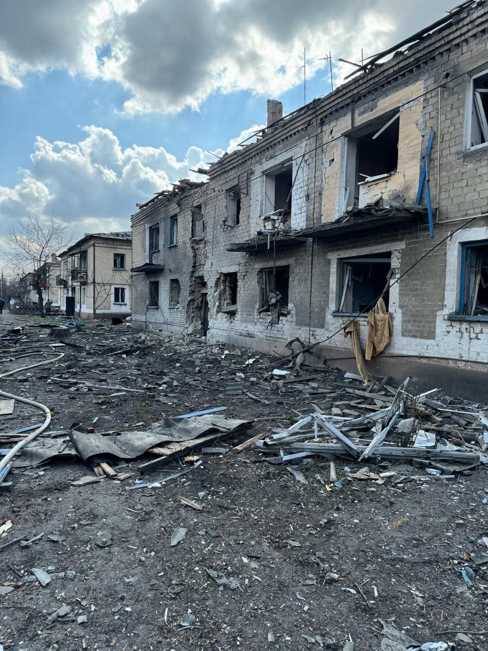 Российская армия обстреляла жилой квартал Украинская 27 марта: пострадали два человека 2