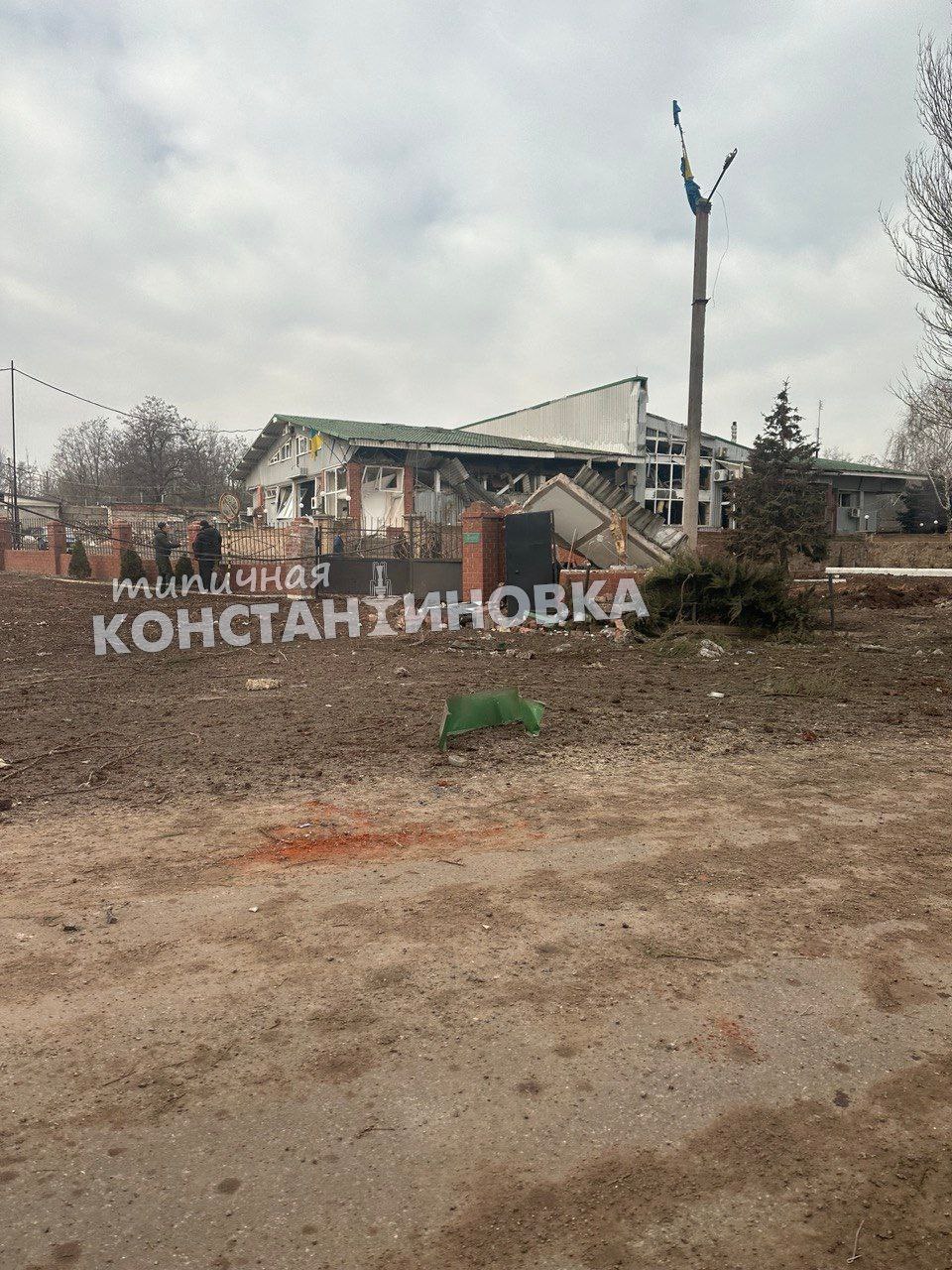 Оккупанты обстреляли Константиновку, пострадали здания социальной сферы, жилые дома и админздания (ФОТО) 1