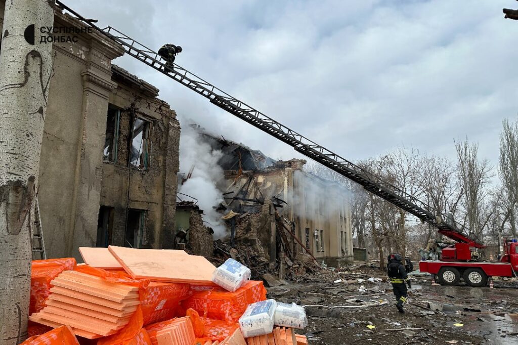 Оккупанты обстреляли Константиновку, пострадали здания социальной сферы, жилые дома и админздания (ФОТО)